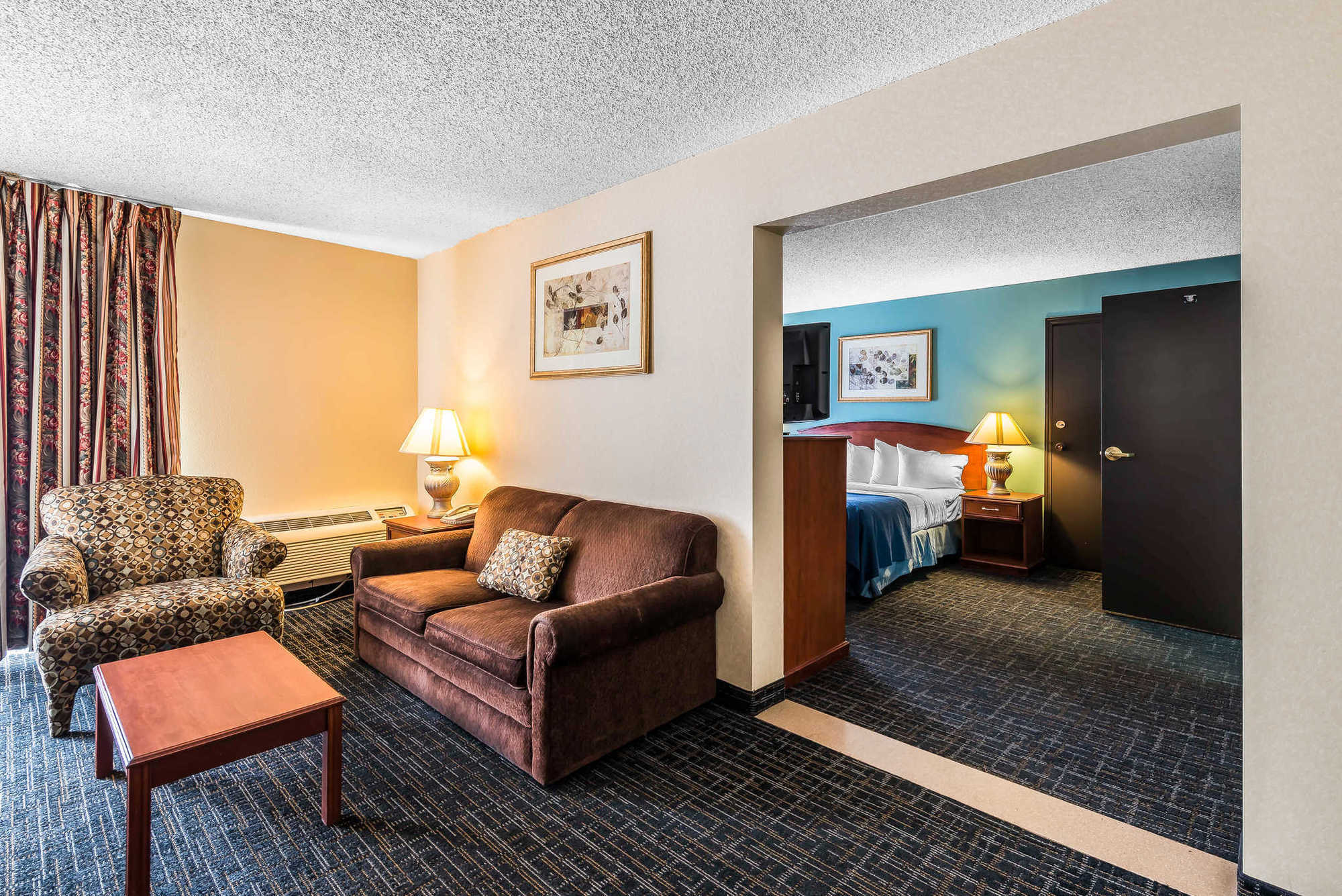 Quality Suites Central Колорадо-Спрингс Номер фото
